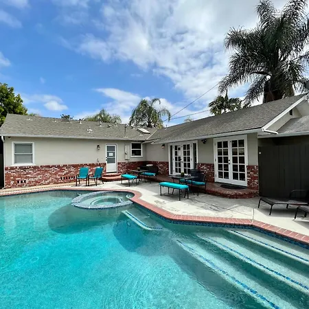 Stunning 5 Bedroom, 3 Bath Home 1/2 Mile Walk To Disney